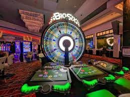 Pemain Indonesia menikmati taruhan sepak bola live di ayo123 melalui smartphone dengan antarmuka yang intuitif